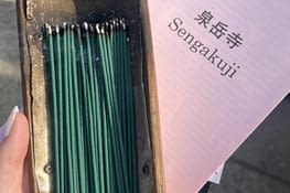 Encens apposés sur les stèles