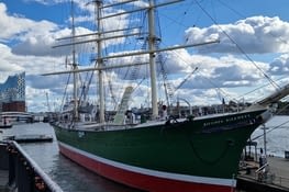 Sublime voilier dans le port d'Hambourg