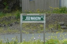 Diego Maradona s'est reconvertit officiellement en médecin à Klaksvik.