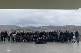 Les troisièmes du collège de Bellevaux, à la fin de la visite du mémorial.