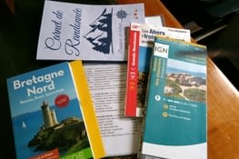 Cartes, topo guide, carnet de randonnée, suis parée !
