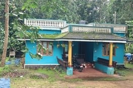 Maison colorée sur la route