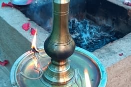 Noix de coco brulées.  Autel qui symbolise le retour à l’énergie