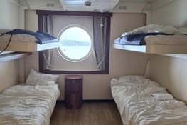 La cabine avec 4 lits et sdb