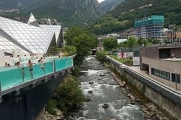Piscine extérieure sur la rivière