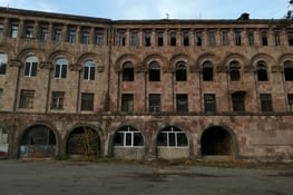 Il reste d'immenses friches industrielles