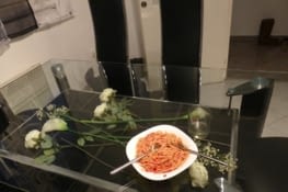 Repas funéraire? scène de crime ? ou salle à manger de Slavica?