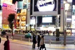 Les grands écrans à la sortie de la gare de Shinjuku