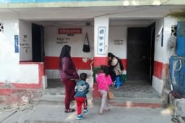 Au Nepal, on paye les toilettes au poids ;)