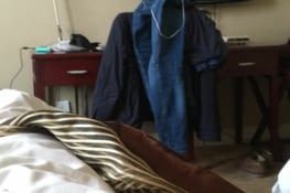 Posé dans la chambre d'hotel négociée av