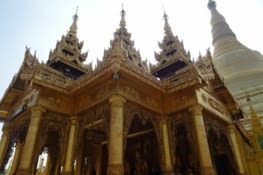 La pagode Shwedagon (à droite)