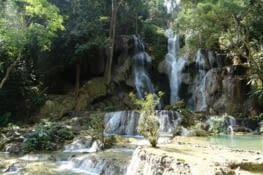 Cascade aux Khuang Si waterfalls