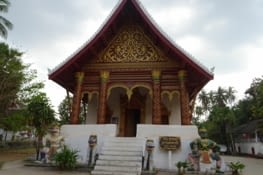 Temple laotien, avec démonstration de haka sur ses côtés