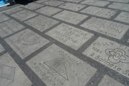 Le Walk of Fame balinais (les stèles sont aux noms de donateurs)