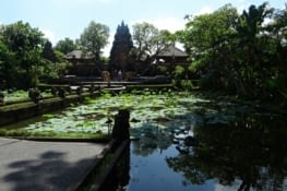 Temple Saraswati et son étang