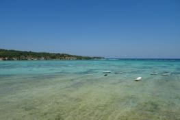 Eau turquoise qui sépare notre île de celle de Nusa Ceningan