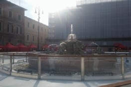 La patinoire avec en son centre la fontaine