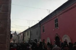 Le village est vraiment bondé de monde.