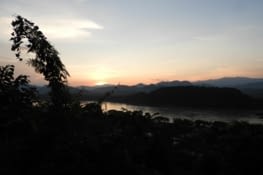 Coucher de soleil ( 17H30 ! ) depuis le Mont Phousi qui domine la ville