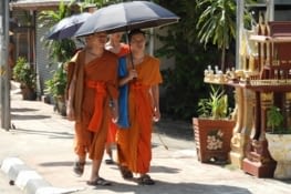 L'heure du défilé des moines bouddhistes
