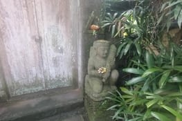 partout des statues et des offrandes