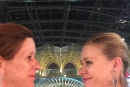 Nana et moi avec en arrière plan la  Gare d'Oriente...