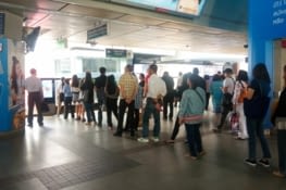 En ligne pour attendre le métro