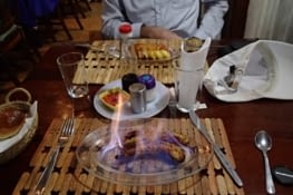 Rien de tel qu'une banane flambée pour le désert du dîner.