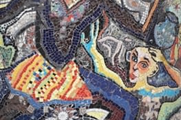 Mosaique sur un pôteau de la Ville