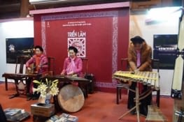 Musique vietnamienne au temple, la dame à droite tape dans ses mains devant des bambous