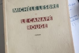 Le canapé rouge Michèle LESBRE