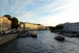 Canal perpendiculaire à la grande artère Nevsky
