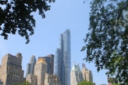 Contraste entre grand building et nature