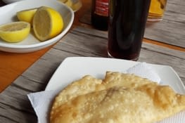 Spécialité culinaire, un empanadas (une pate frit avec une garniture au choix)
