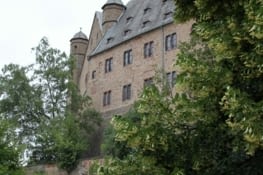 Parmi les sources d'inspiration des Frères Grimm, le château de Marburg, ...