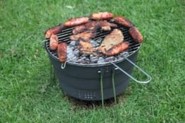Le premier essai de notre barbecue de poche est concluant.
