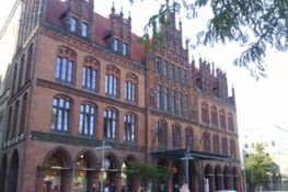 Une des nombreuses jolies façades en briques travaillées.