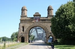 Le vieux pont nous ouvre les portes de la ville.