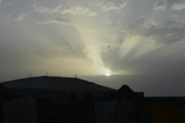 Levée du soleil dans le désert