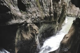 Cascade à la sortie de la grotte