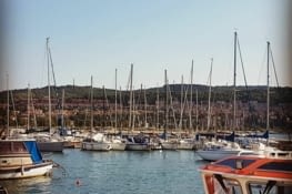 Plage détente à côté du petit port