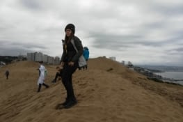 Honorine, en haut de la dune, prête à redescendre.