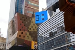 Une première photo extérieure non loin de Times Square.