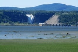 Vue sur la chute de Montmorency de l'autre côté du fleuve