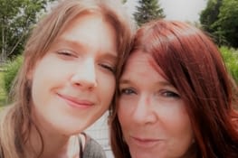 Mère et fille en mode selfies