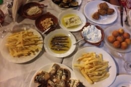 Mezzes = tapas grecques avec Fêta , Aubergines,  tzaziki, pain à l’ail, anchois etc...