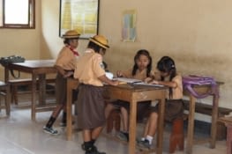 Des écolières balinaise pendant la récréation