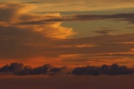 Lever de soleil dans le ciel de Lombok