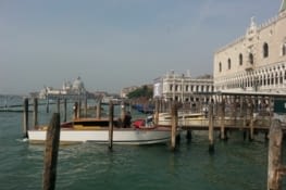 A droite le palais des doges de la place Saint-Marc