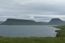 Aperçu du nord de la péninsule et la "montagne star" des cartes postales : Kirkjufell (à droite)